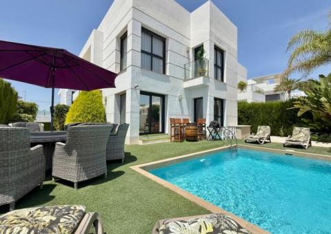 Villa with 4 bedrooms and 4 bathrooms in Ciudad Quesada, Alicante