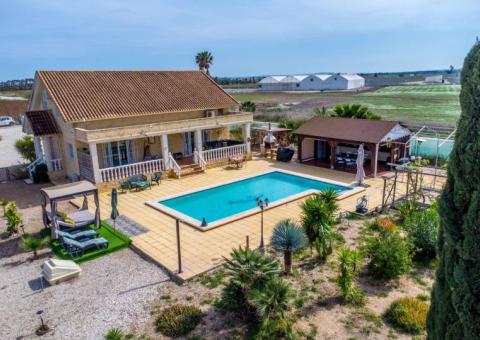 Finca with 5 bedrooms and 3 bathrooms in Crevillente, Alicante