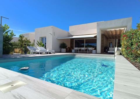 Villa with 2 bedrooms and 2 bathrooms in Algorfa, Alicante