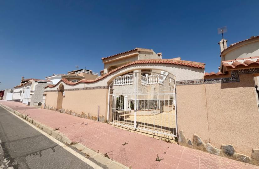 Villa with 2 bedrooms and 1 bathrooms in Ciudad Quesada, Alicante