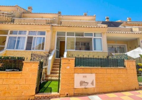 Adosada de 4 dormitorios y 3 baños en Torrevieja, Alicante