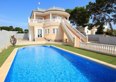 Villa with 5 bedrooms and 2 bathrooms in Orihuela Costa, Alicante