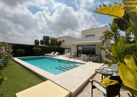 Villa with 4 bedrooms and 3 bathrooms in Los Montesinos, Alicante