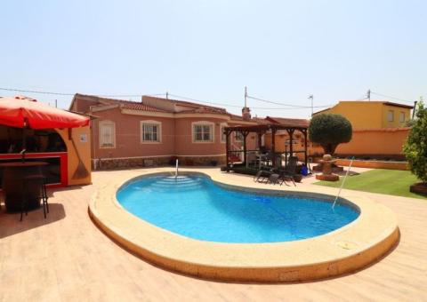Villa with 4 bedrooms and 2 bathrooms in Benijofar, Alicante