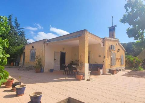 Chalet de 4 dormitorios y 2 baños en Hondón de las Nieves, Alicante