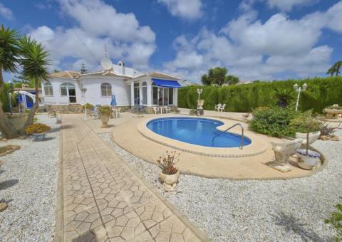 Villa with 3 bedrooms and 2 bathrooms in Torrevieja, Alicante