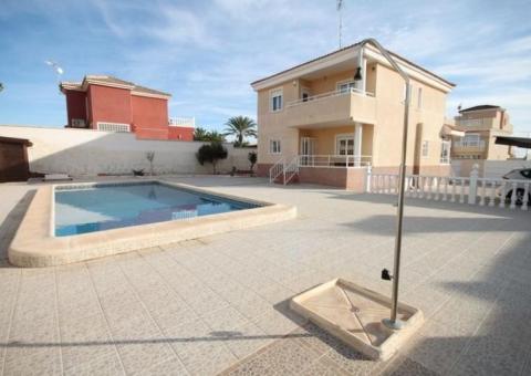 Villa with 5 bedrooms and 3 bathrooms in Torrevieja, Alicante