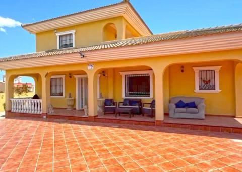 Chalet de 6 dormitorios y 6 baños en Torrevieja, Alicante