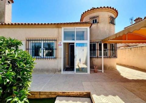 Chalet de 3 dormitorios y 2 baños en Torrevieja, Alicante