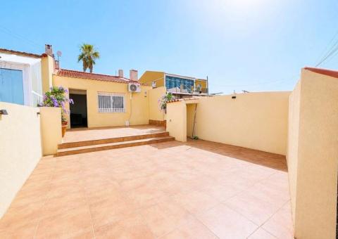 Bungalow with 2 bedrooms and 1 bathrooms in Torrevieja, Alicante