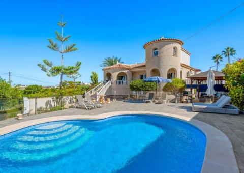 Villa with 5 bedrooms and 4 bathrooms in Almoradí, Alicante