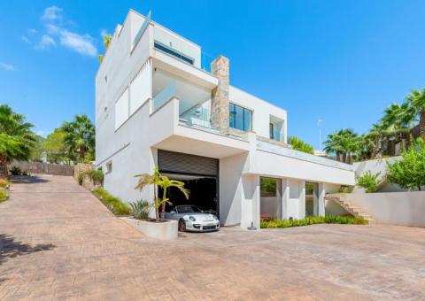 Villa with 4 bedrooms and 5 bathrooms in Dehesa de Campoamor, Alicante