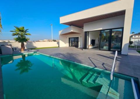 Villa with 3 bedrooms and 2 bathrooms in Formentera del Segura, Alicante