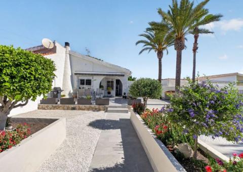 Villa with 3 bedrooms and 1 bathrooms in Torrevieja, Alicante