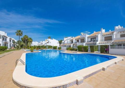 Casa adosada de 2 dormitorios y 2 baños en Orihuela Costa, Alicante