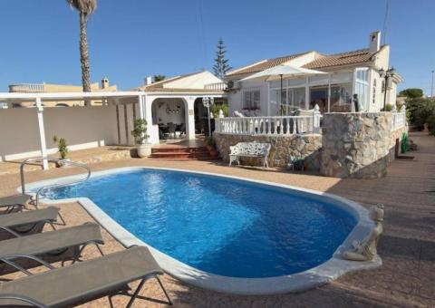 Villa with 3 bedrooms and 3 bathrooms in Torrevieja, Alicante