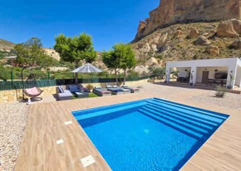 Finca with 3 bedrooms and 1 bathrooms in Crevillente, Alicante