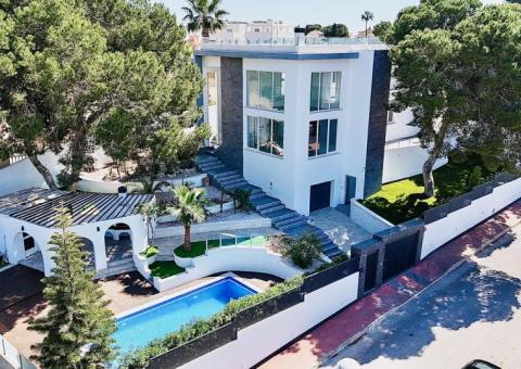 Villa with 6 bedrooms and 4 bathrooms in Torrevieja, Alicante