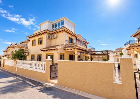 Semi detached with 3 bedrooms and 3 bathrooms in Orihuela Costa, Alicante