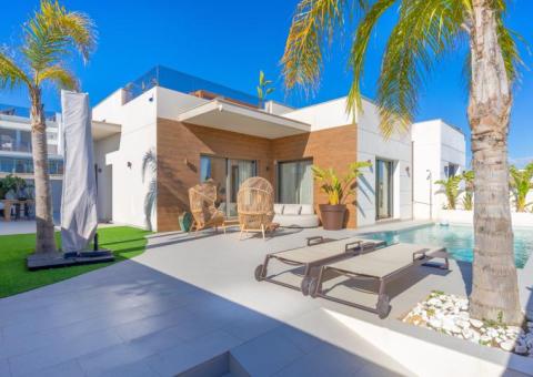 Villa with 4 bedrooms and 3 bathrooms in San Miguel de Salinas, Alicante