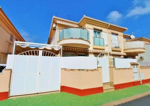 Halfvrijstaand met 3 slaapkamers en 2 badkamers in Orihuela-Costa, Alicante