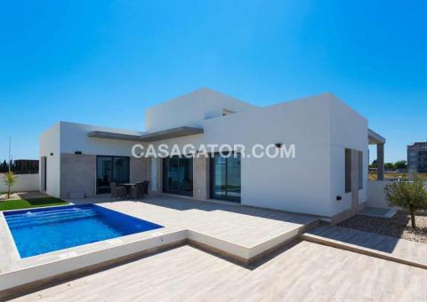 Villa with 3 bedrooms and 2 bathrooms in Daya Nueva, Alicante