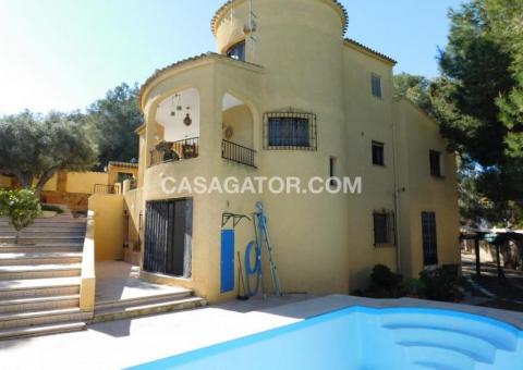 Villa with 6 bedrooms and 4 bathrooms in Orihuela Costa, Alicante