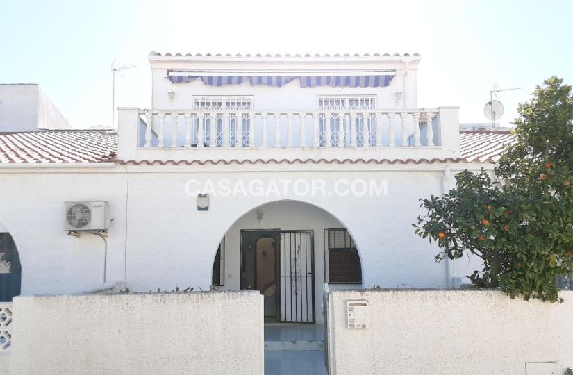 Townhouse with 4 bedrooms and 2 bathrooms in Torrevieja, Alicante