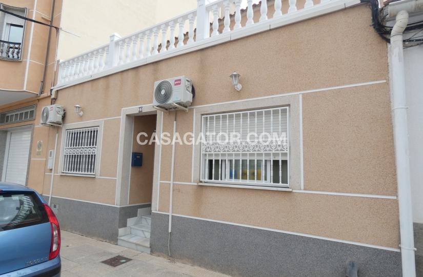 Townhouse with 4 bedrooms and 2 bathrooms in Jacarilla, Alicante