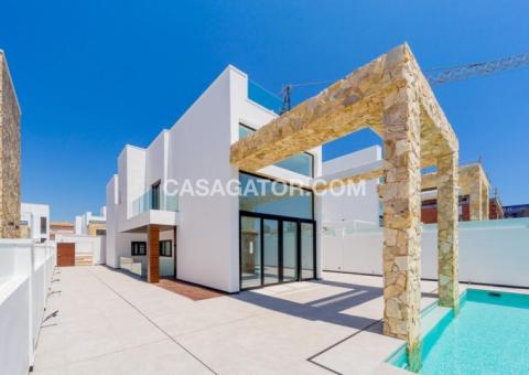 Villa with 4 bedrooms and 4 bathrooms in Torrevieja, Alicante