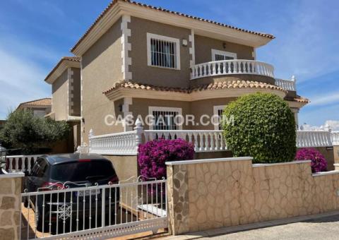 Villa with 2 bedrooms and 2 bathrooms in Orihuela Costa, Alicante