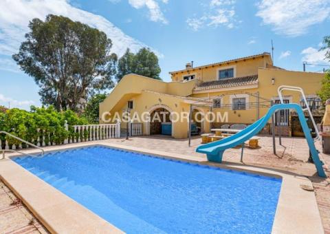 Villa with 4 bedrooms and 3 bathrooms in Jacarilla, Alicante